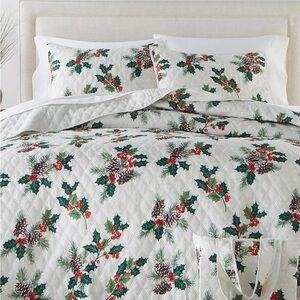 Festive Holiday Quilt Set with Pillow Shams- Queen sized never used!
